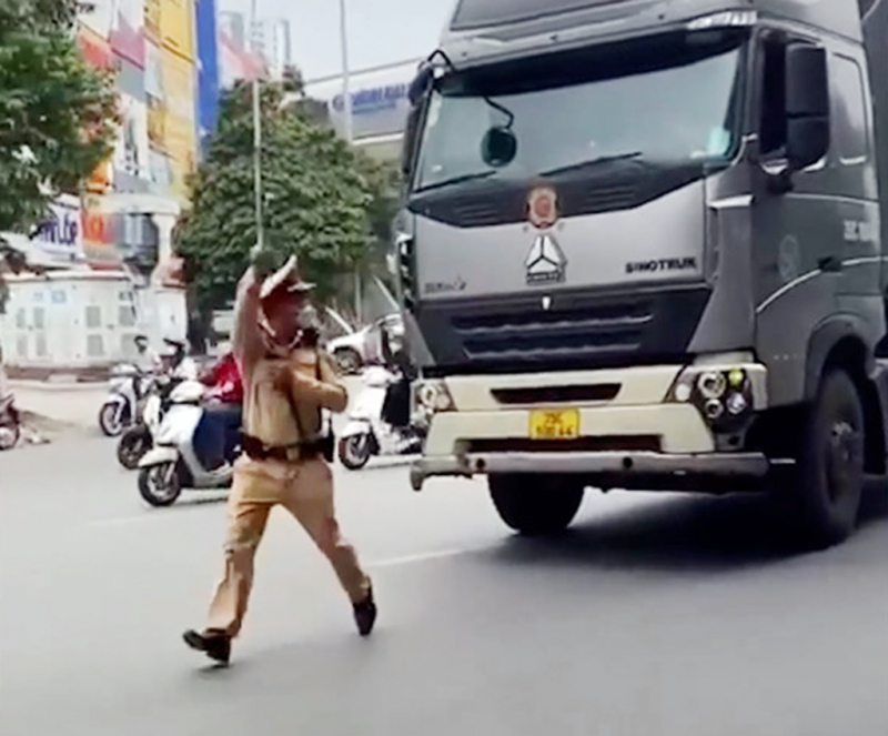 Vụ lái xe container bỏ chạy suýt đâm vào CSGT ở Hà Nội: Hình phạt cho tài xế - Ảnh 3.
