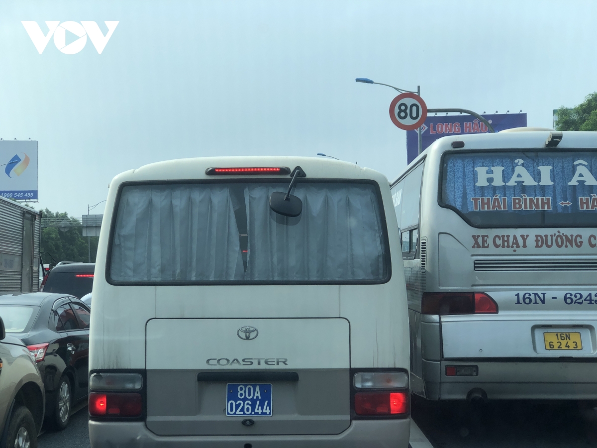 Ùn tắc kéo dài do thu phí thủ công, cao tốc Hà Nội - Hải Phòng vẫn không xả trạm - Ảnh 11.