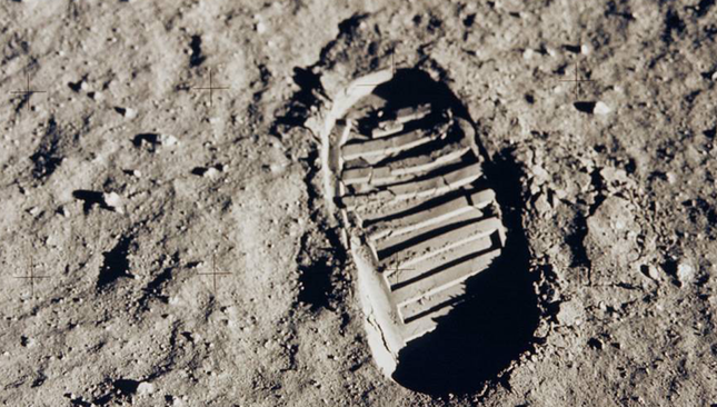 Số phận kỳ lạ của túi bụi Mặt Trăng tàu Apollo 11 mang về - Ảnh 7.