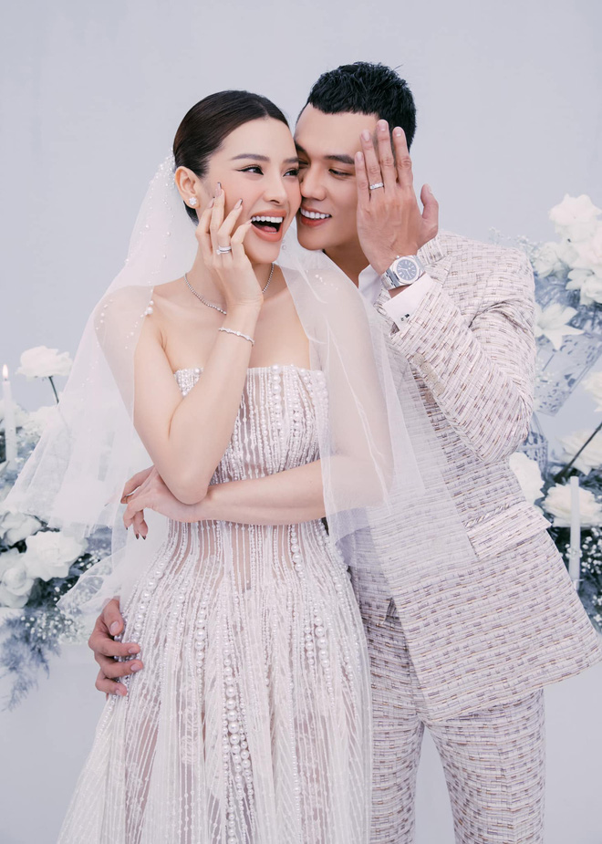 Ly Binh released a beautiful wedding photo before the wedding, revealing a special item with his wife Phuong Trinh Jolie - Photo 6.