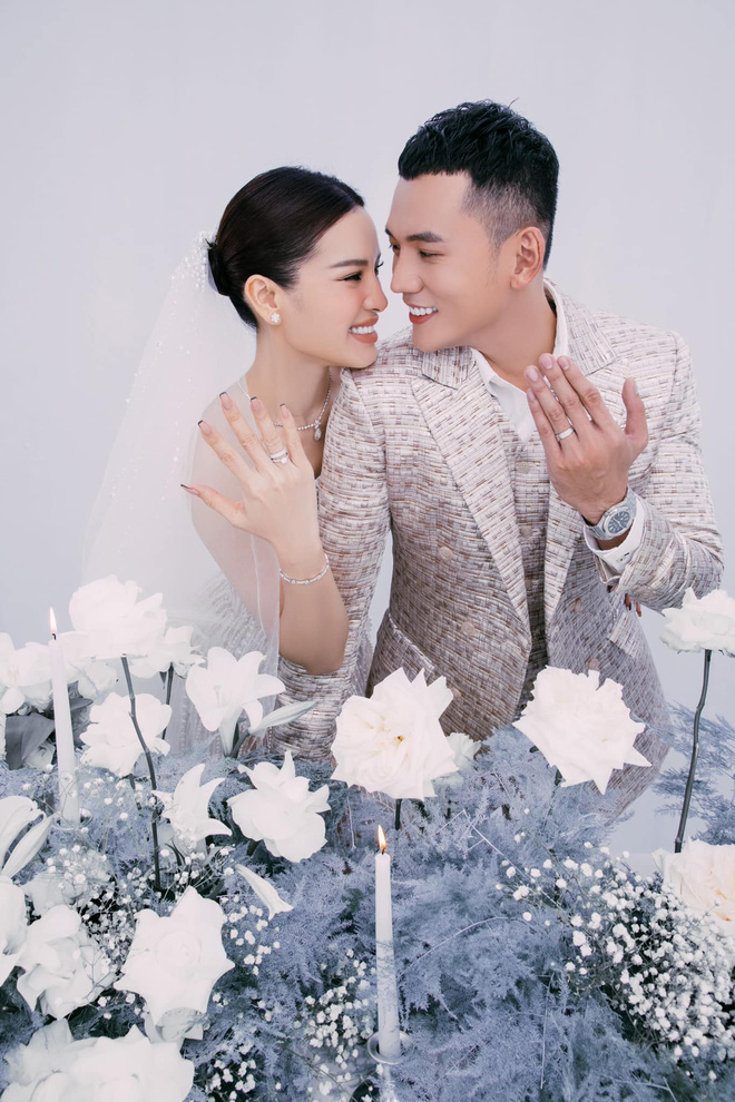 Ly Binh released a beautiful wedding photo before the wedding, revealing a special item with his wife Phuong Trinh Jolie - Photo 7.