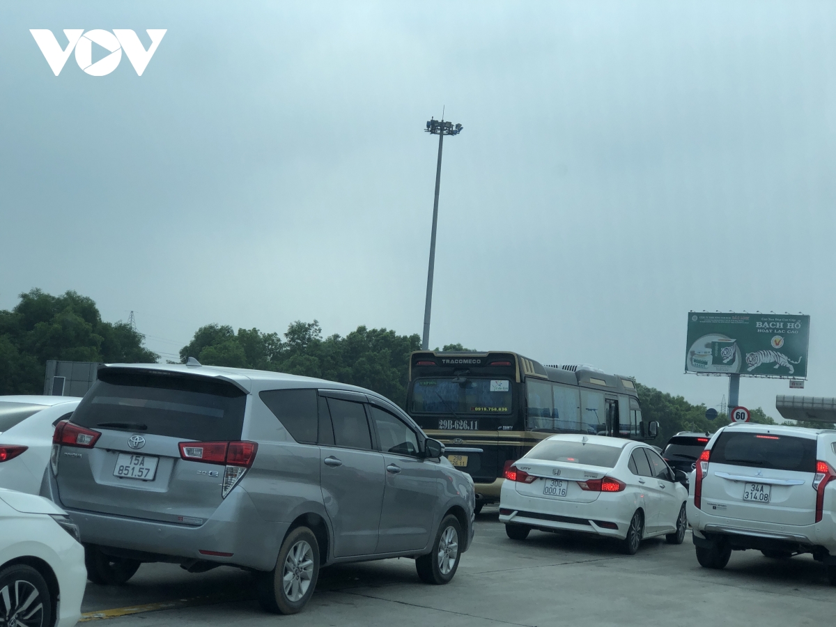 Ùn tắc kéo dài do thu phí thủ công, cao tốc Hà Nội - Hải Phòng vẫn không xả trạm - Ảnh 7.
