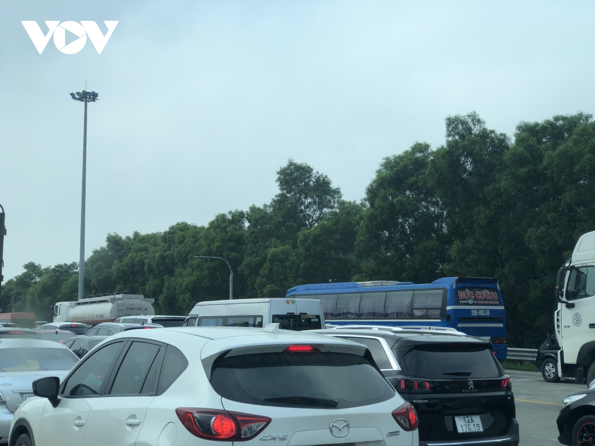 Ùn tắc kéo dài do thu phí thủ công, cao tốc Hà Nội - Hải Phòng vẫn không xả trạm - Ảnh 8.