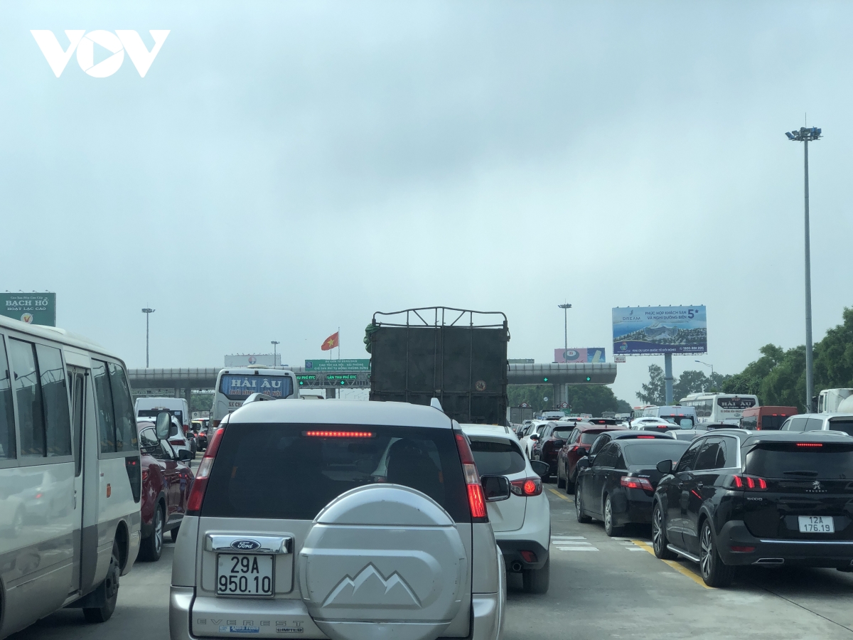 Ùn tắc kéo dài do thu phí thủ công, cao tốc Hà Nội - Hải Phòng vẫn không xả trạm - Ảnh 9.