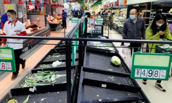 Người dân Bắc Kinh càn quét siêu thị vì lo sợ kịch bản Thượng Hải - Ảnh 1.