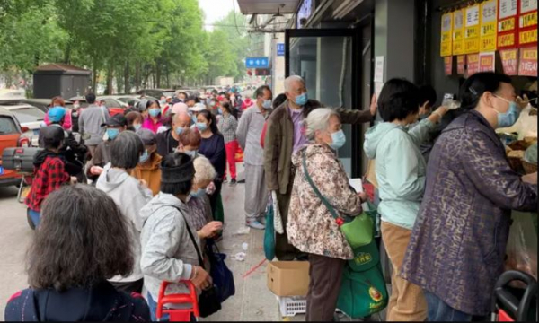 Người dân Bắc Kinh càn quét siêu thị vì lo sợ kịch bản Thượng Hải - Ảnh 2.
