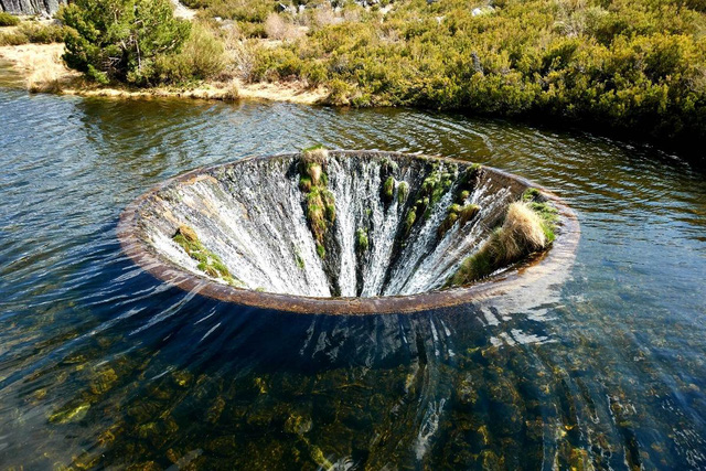 Not a Photoshop image, these water holes are real on Earth, but where do they flow?  - Photo 15.