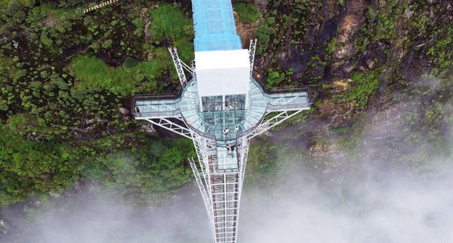 Satisfied with the super monumental glass bridges in the world, the longest construction is located right in Vietnam - Photo 1.