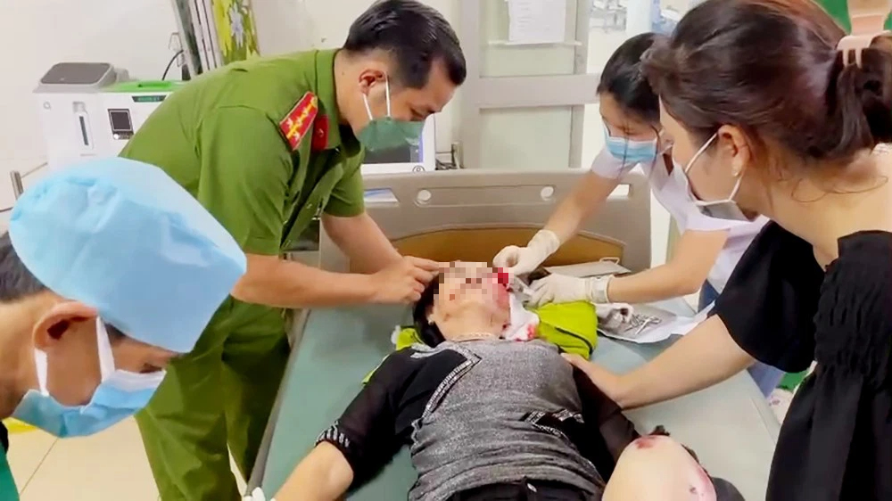 Đại tá Đinh Văn Nơi biểu dương 4 cán bộ Công an đưa người gặp nạn nguy kịch đi cấp cứu kịp - Ảnh 1. Đại tá Đinh Văn Nơi biểu dương 4 cán bộ Công an đưa người gặp nạn nguy kịch đi cấp cứu kịp - Ảnh 1.