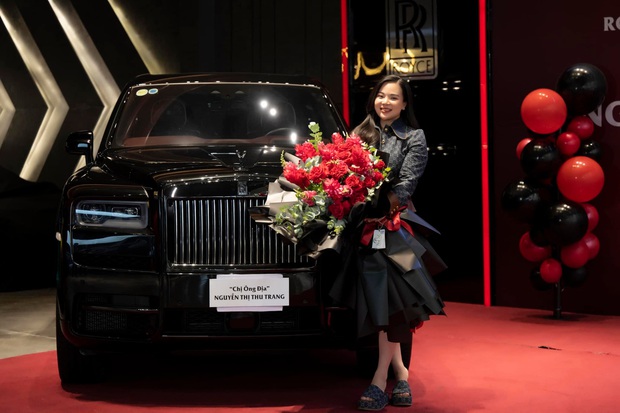 Biệt thự di động Rolls Royce Cullinan Black Badge khoảng 60 tỷ lăn bánh tại Việt Nam, danh tính nữ doanh nhân sở hữu gây bất ngờ - Ảnh 1.