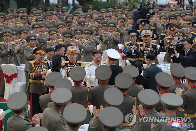  Phu nhân ông Kim Jong-un gây ấn tượng khi xuất hiện với dung nhan yêu kiều  - Ảnh 2.