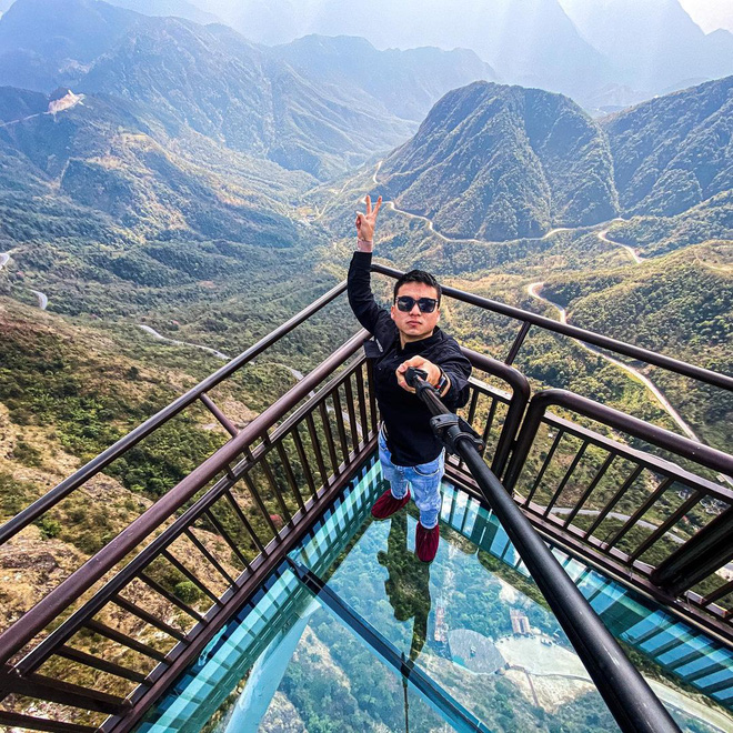 Satisfied with the super monumental glass bridges in the world, the longest construction is located right in Vietnam - Photo 3.