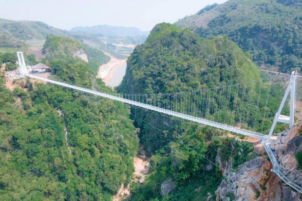 Satisfied with the super monumental glass bridges in the world, the longest construction is located right in Vietnam - Photo 6.