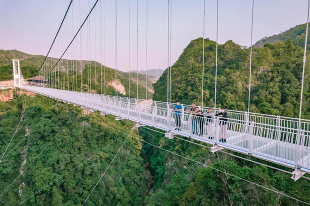 Satisfied with the super monumental glass bridges in the world, the longest construction is located right in Vietnam - Photo 7.