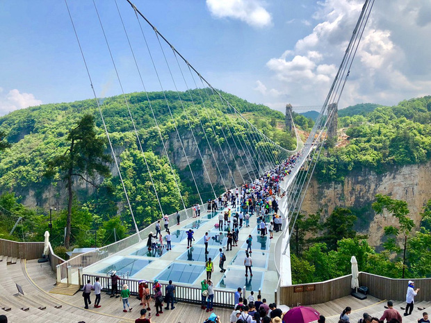 Satisfied with the super monumental glass bridges in the world, the longest construction is located right in Vietnam - Photo 8.