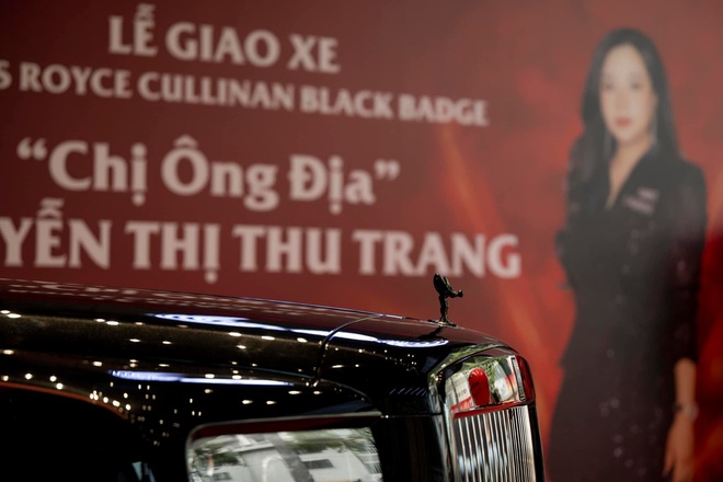 Biệt thự di động Rolls Royce Cullinan Black Badge khoảng 60 tỷ lăn bánh tại Việt Nam, danh tính nữ doanh nhân sở hữu gây bất ngờ - Ảnh 8.