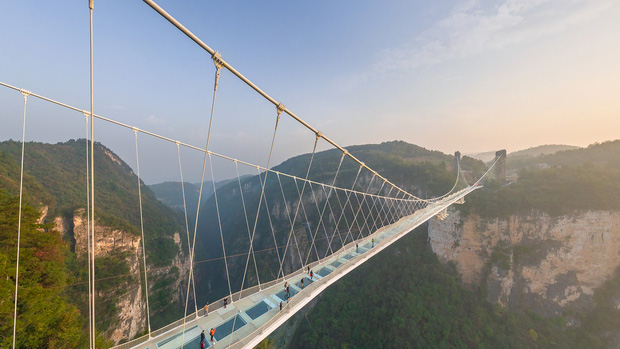 Satisfied with the super monumental glass bridges in the world, the longest construction is located right in Vietnam - Photo 9.