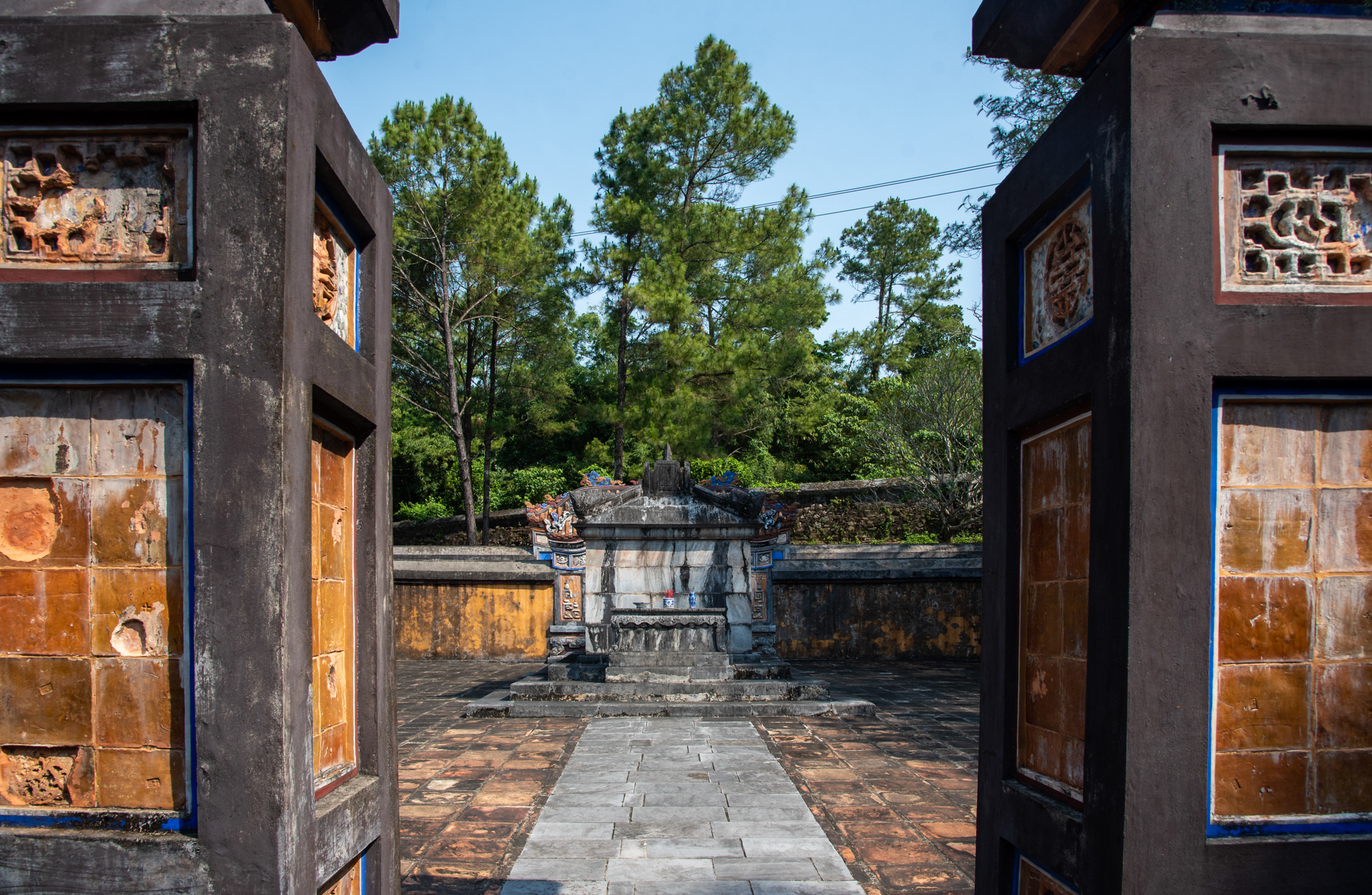 Discover Khiem Tho mausoleum - resting place of Queen Le Thien Anh - Photo 4.