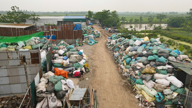  Cuộc sống bên cạnh những đống rác thải nhựa chất cao như núi ở ngoại thành Hà Nội - Ảnh 2.