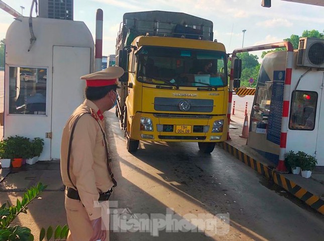  Lần đầu tiên Hà Nội chỉ đạo xả trạm thu phí khi ùn tắc  - Ảnh 1.