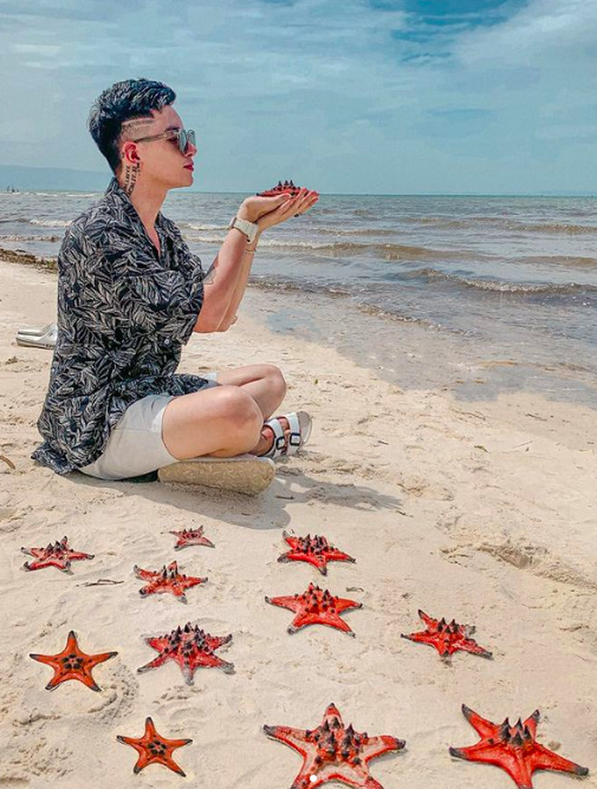 Người đàn ông thản nhiên xếp hàng chục con sao biển lên bờ để chụp ảnh ở Phú Quốc, hành động đáng lên án! - Ảnh 1.
