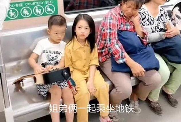 Cách ngồi của 2 em nhỏ trên tàu điện khiến ai nấy xuýt xoa chắc chắn đã được giáo dục rất tốt - Ảnh 2.
