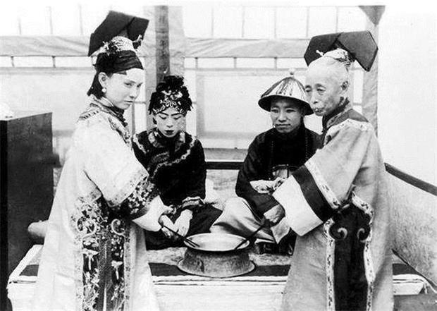 Bộ ảnh hiếm về hôn lễ quý tộc Trung Quốc thời nhà Thanh xưa, những gì khắc họa trong phim ảnh liệu có lừa dối? - Ảnh 11.