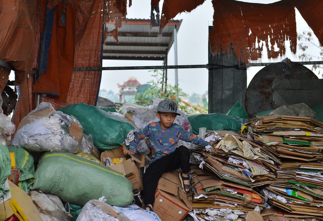  Cuộc sống bên cạnh những đống rác thải nhựa chất cao như núi ở ngoại thành Hà Nội - Ảnh 15.