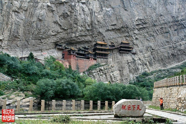 Ngôi chùa có 1 không 2 trên thế giới: Cheo leo trên vách đá vẫn vững vàng sau 1.500 năm, đẹp tựa bức phù điêu được chạm khắc tinh xảo vào núi đá - Ảnh 6.