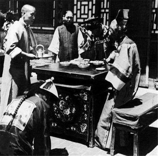 Bộ ảnh hiếm về hôn lễ quý tộc Trung Quốc thời nhà Thanh xưa, những gì khắc họa trong phim ảnh liệu có lừa dối? - Ảnh 8.