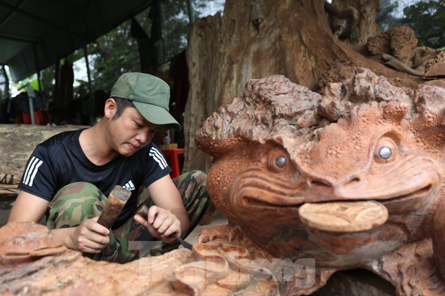 Chàng trai biến rễ cây, thân gỗ tưởng chừng bỏ đi thành tượng điêu khắc nghệ thuật - Ảnh 1.