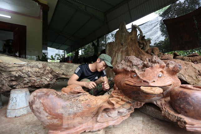 Chàng trai biến rễ cây, thân gỗ tưởng chừng bỏ đi thành tượng điêu khắc nghệ thuật - Ảnh 3.