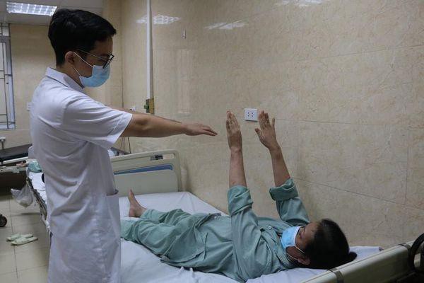 Chỉ tê hai chân, người phụ nữ Nam Định bỗng chốc vừa mù vừa liệt vì căn bệnh nguy hiểm - Ảnh 2.