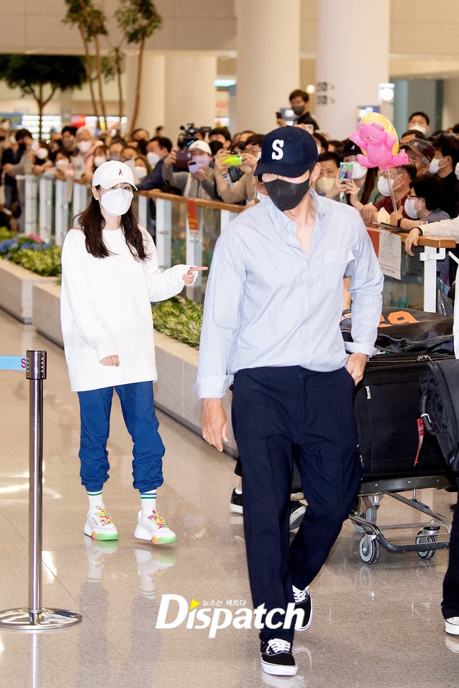 Hot clip: Hyun Bin pulled his wife Son Ye Jin into his lap in front of dozens of cameras, for the first time openly being intimate among the sea of ​​fans at the airport - Photo 2.