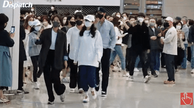 Clip hot: Hyun Bin kéo bà xã Son Ye Jin vào lòng trước hàng chục ống kính, lần đầu công khai thân mật giữa biển fan ở sân bay - Ảnh 12.