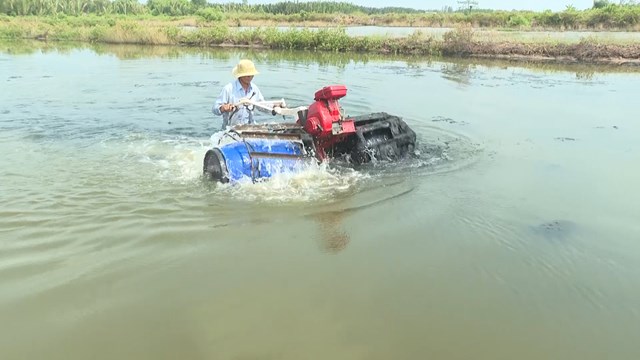  Độc đáo những chiếc máy cày nổi trên mặt nước của những lão nông Miền Tây - Ảnh 4.