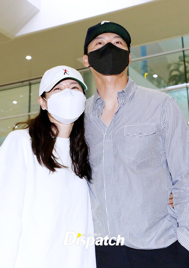 Hot clip: Hyun Bin pulled his wife Son Ye Jin into his lap in front of dozens of cameras, for the first time openly intimate among the sea of ​​fans at the airport - Photo 7.