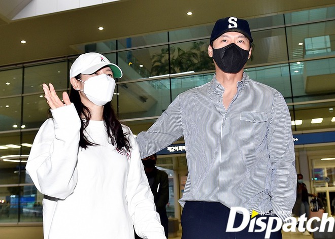 Hot clip: Hyun Bin pulled his wife Son Ye Jin into his lap in front of dozens of cameras, for the first time openly intimate among the sea of ​​fans at the airport - Photo 8.