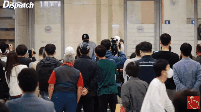 Hot clip: Hyun Bin pulled his wife Son Ye Jin into his lap in front of dozens of cameras, for the first time openly intimate among the sea of ​​fans at the airport - Photo 11.