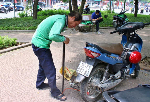  Gặp lại người cha 10 năm sống trong ống cống nuôi 2 con đỗ thủ khoa đại học ở Hà Nội: Tôi không còn ở cống nữa rồi - Ảnh 4.