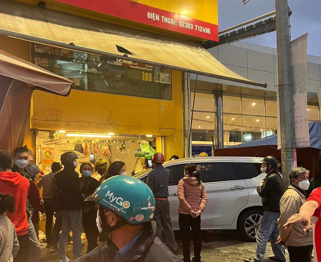 Xe điên tông hàng loạt xe, trước khi lao thẳng vào tiệm bánh mỳ, nhiều người bị thương - Ảnh 7.