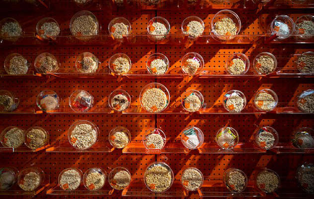 The shop displays and processes hundreds of types of instant noodles on the spot, attracting young Thai people - Photo 2.