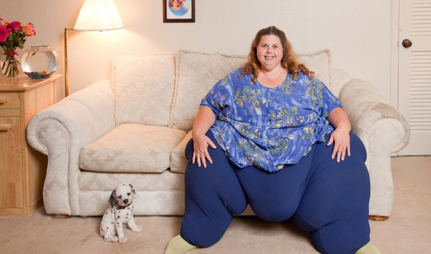 Người phụ nữ béo nhất hành tinh nặng 302 kg chỉ có thể đi lại bằng xe đẩy “biến hình” sốc sau 10 năm, không nói không ai dám tin là 1 người - Ảnh 1.