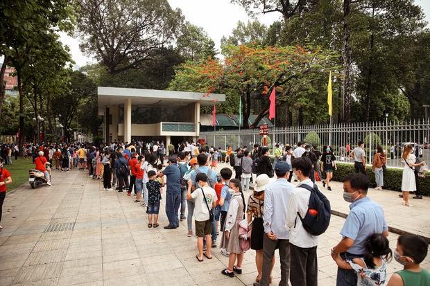 TP.HCM: Người dân xếp hàng dài, kiên nhẫn chờ đợi vào tham quan Dinh Độc Lập ngày 30/4 - Ảnh 2.