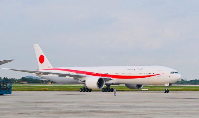   The Japanese Prime Minister alighted at Noi Bai airport to begin an official visit to Vietnam - Photo 1.