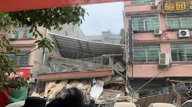 Clip: Khoảnh khắc tòa nhà 6 tầng tại Trung Quốc bất ngờ đổ sập giữa ban ngày, khói bụi mù mịt khiến nhiều người sợ hãi - Ảnh 3.