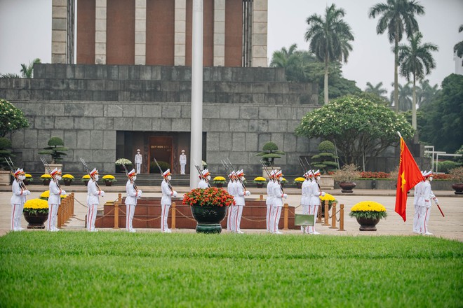 Người dân khắp nơi bồi hồi chứng kiến buổi lễ thượng cờ thiêng liêng tại Quảng trường Ba Đình sáng 30/4: Giây phút lá cờ tung bay, tôi rất xúc động - Ảnh 11.