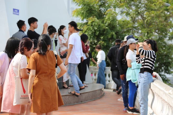 Vũng Tàu chiều 30/4: Người dân chen nhau chụp ảnh dọc đường lên ngọn hải đăng, ngồi vạ vật ở bãi cỏ chờ tắm biển - Ảnh 11.