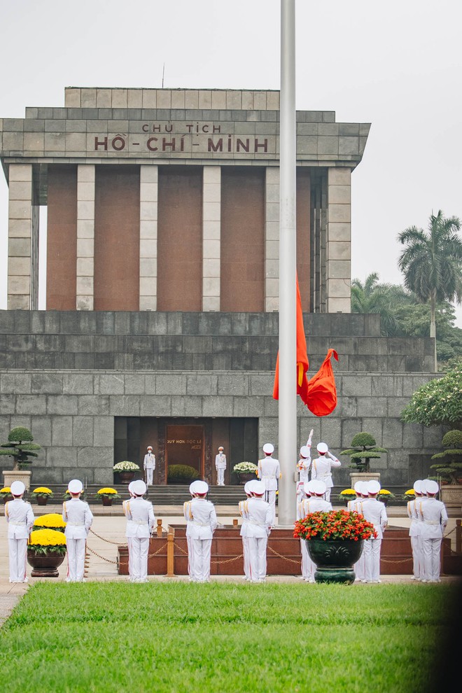 Người dân khắp nơi bồi hồi chứng kiến buổi lễ thượng cờ thiêng liêng tại Quảng trường Ba Đình sáng 30/4: Giây phút lá cờ tung bay, tôi rất xúc động - Ảnh 13.