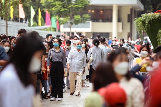 TP.HCM: Người dân xếp hàng dài, kiên nhẫn chờ đợi vào tham quan Dinh Độc Lập ngày 30/4 - Ảnh 13.